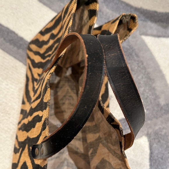 Zebra Print Tote Bag - Picture 2 of 6